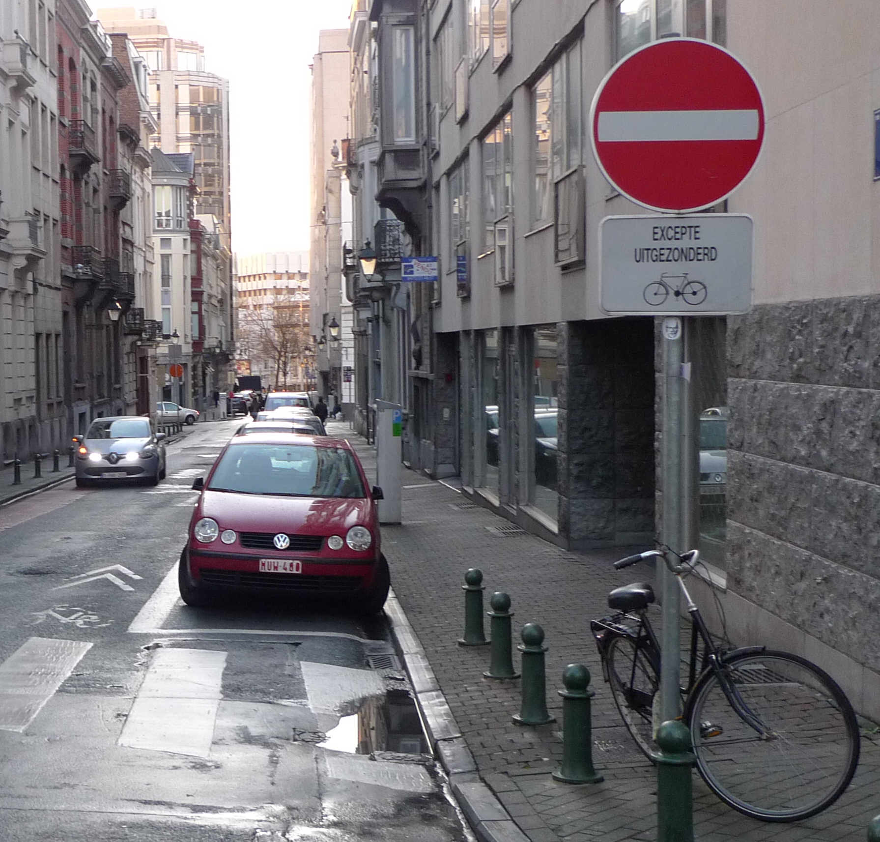 Yksisuuntaisella kadulla vastasuuntaan ajon salliva merkki Brysselissä 