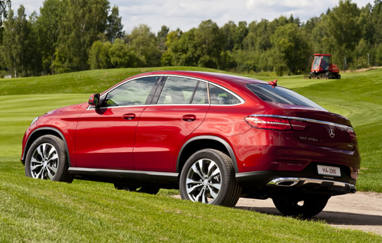 Mercedes-Benz GLE 350 d 4MATIC Coupé viheriön laidalla.