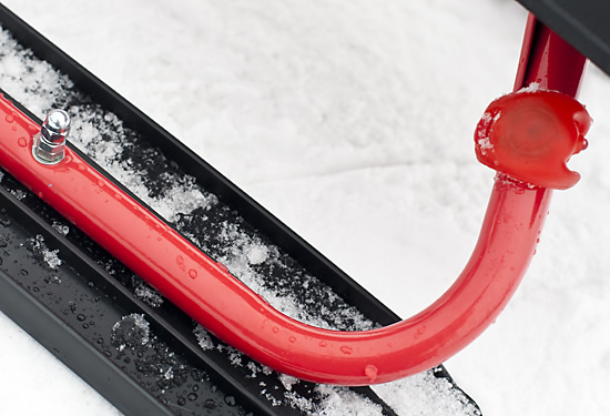 Olisiko yksi syy kelkan halpaan l&auml;ht&ouml;hintaan huolimaton viimeistely? Suksen kiinnityst&auml; piti hieman viilailla.